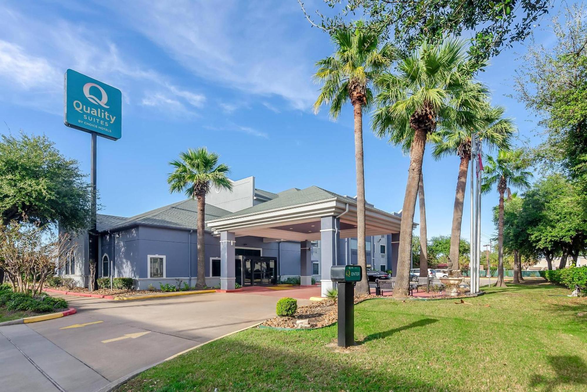 Where to Stay Near Willowbrook Mall: 7 Best Business Hotels