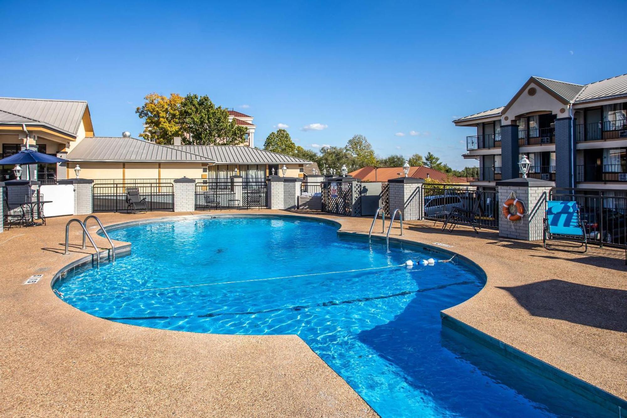 Staying In Branson Theatre District: 8 Budget Hotels Compared