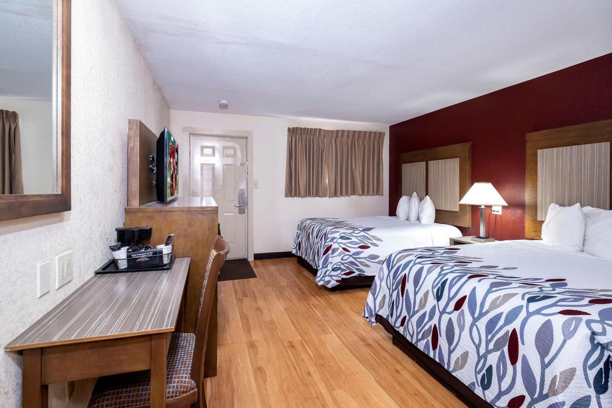 Staying Near Bel-Aire Golf Course: 4 Budget Hotels Compared