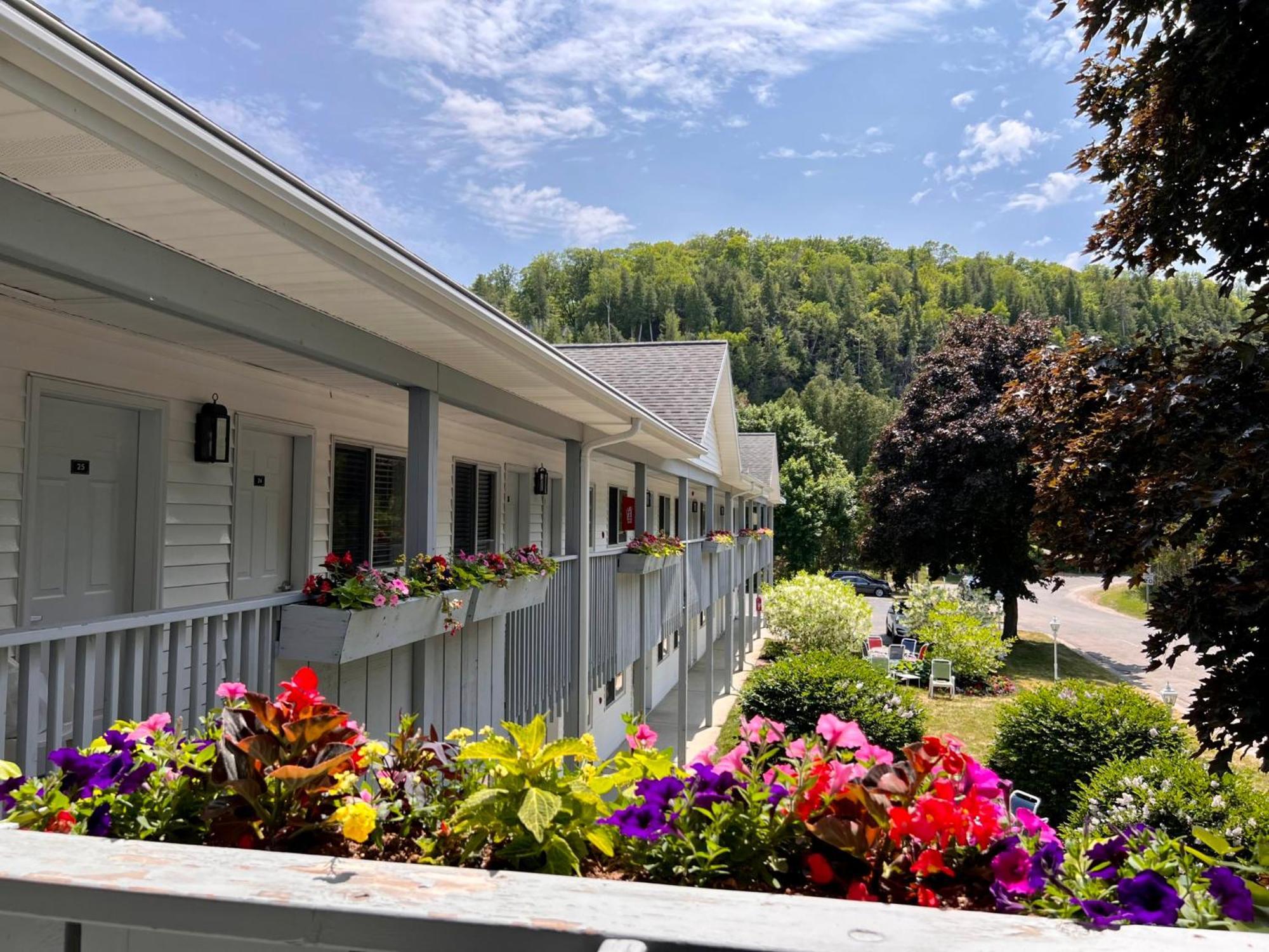 4 Hotels Near Pioneer Schoolhouse With Standout Location Ratings