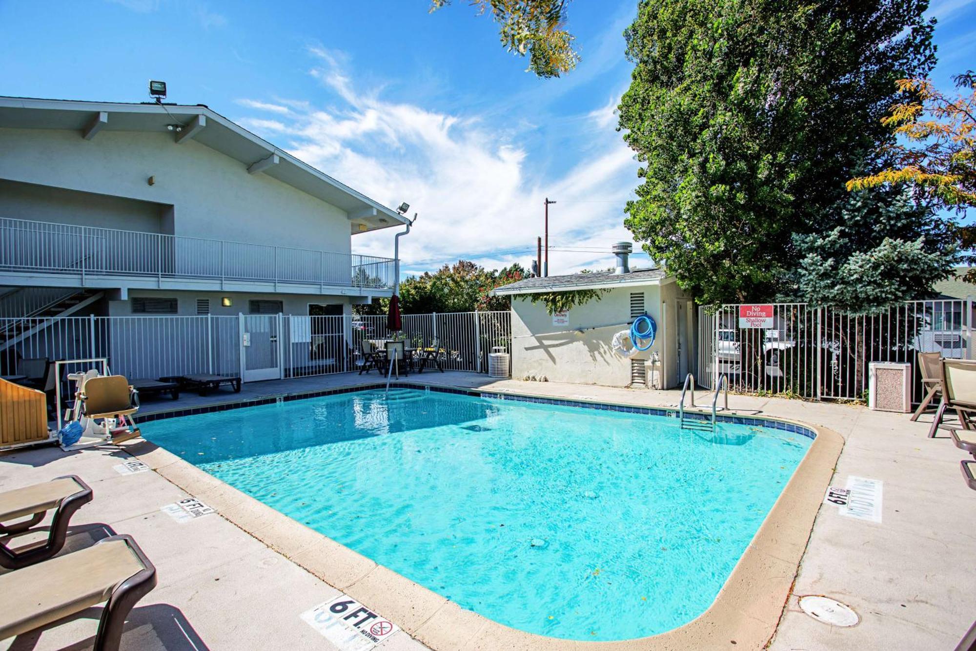 5 Cheap Hotels Near Watson Lake Park Worth Booking