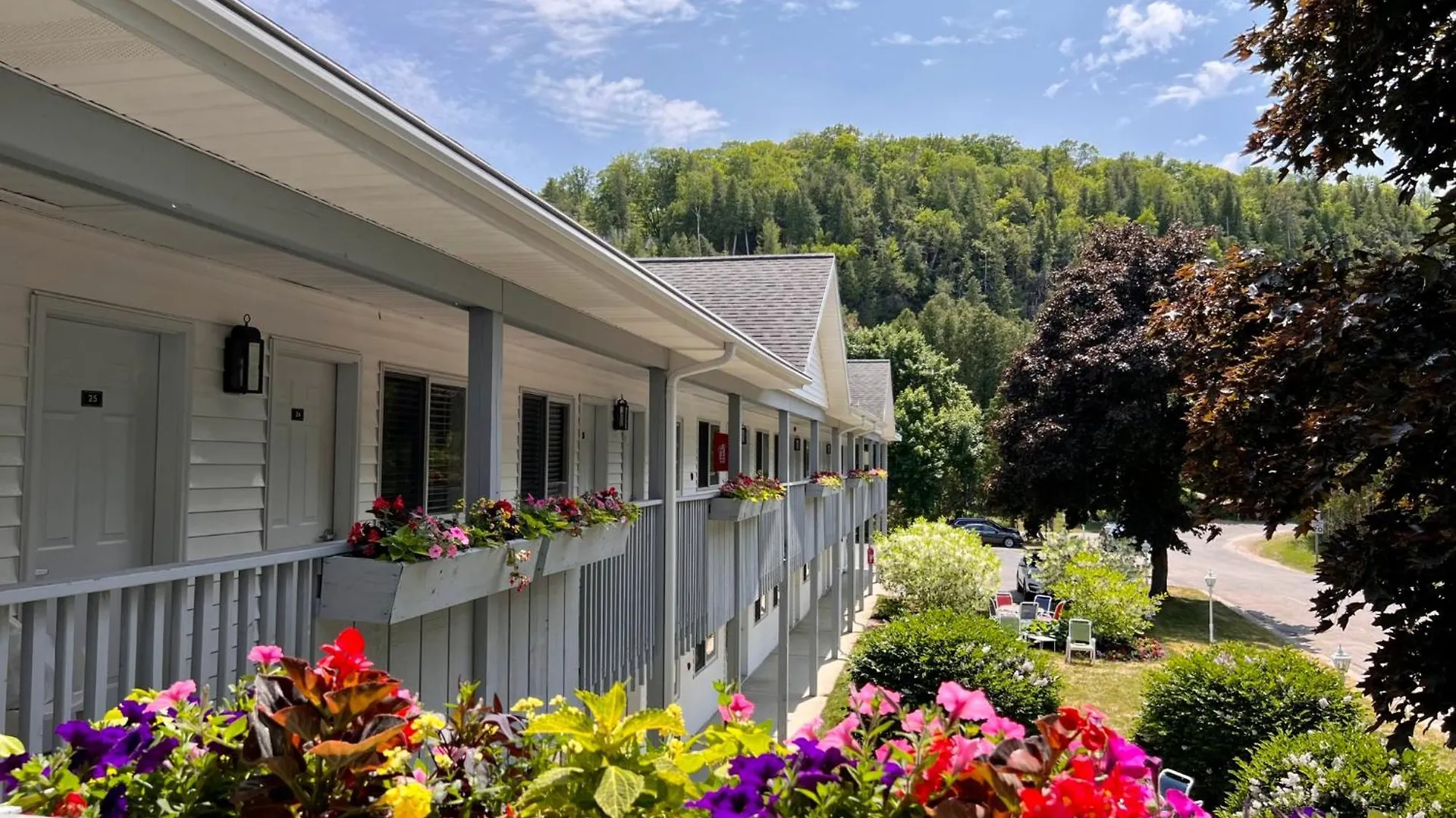 4 Hotels Near Pioneer Schoolhouse With Standout Location Ratings