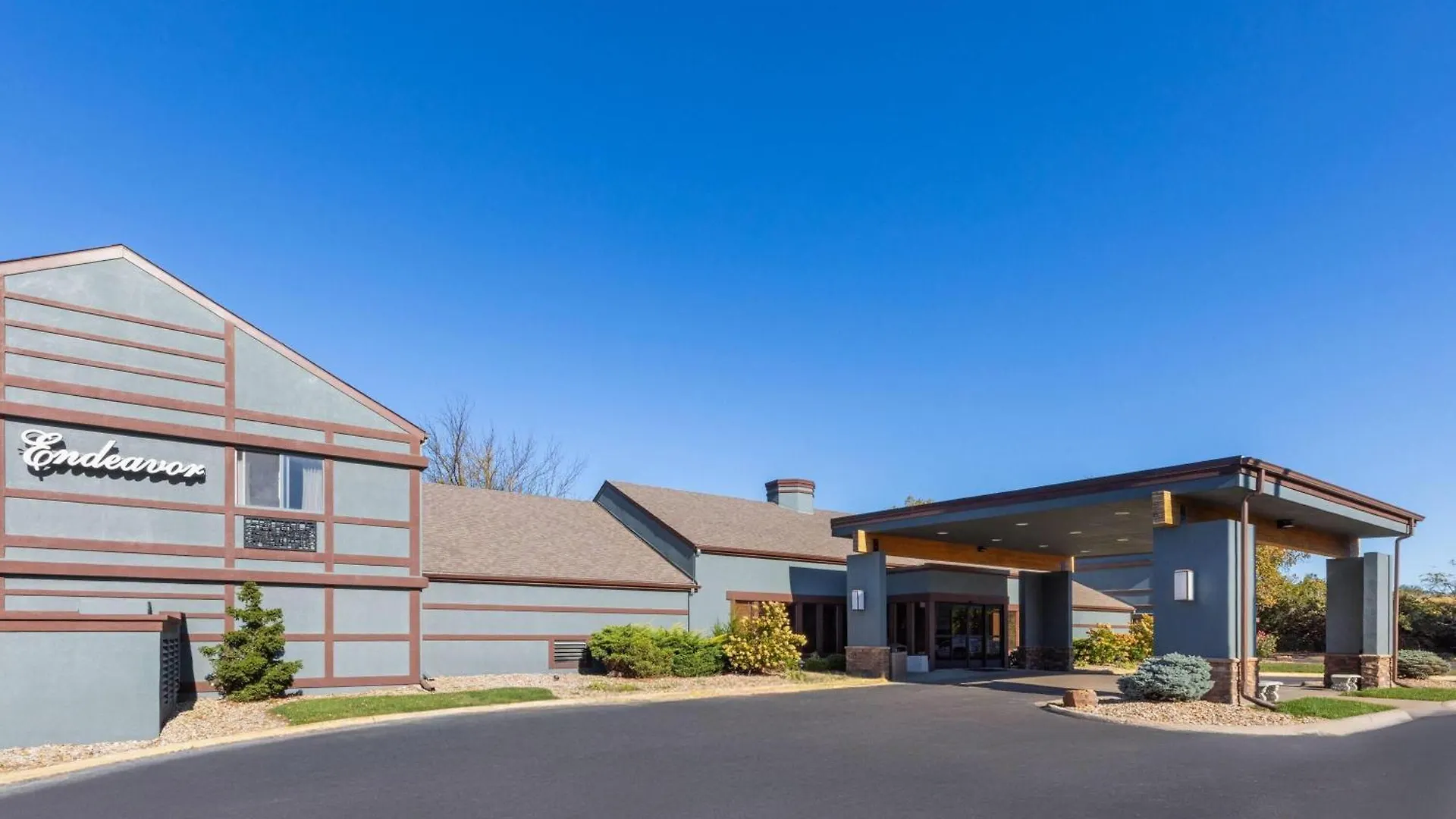 Staying Near Stormont Vail Events Center: 6 Three-Star Hotels Compared