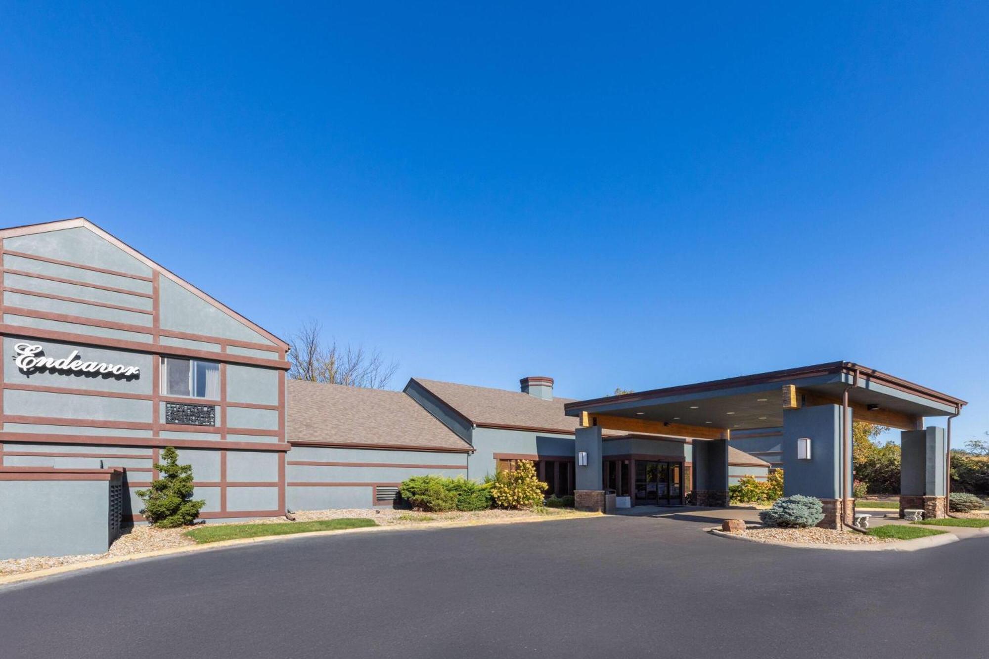 Staying Near Stormont Vail Events Center: 6 Three-Star Hotels Compared